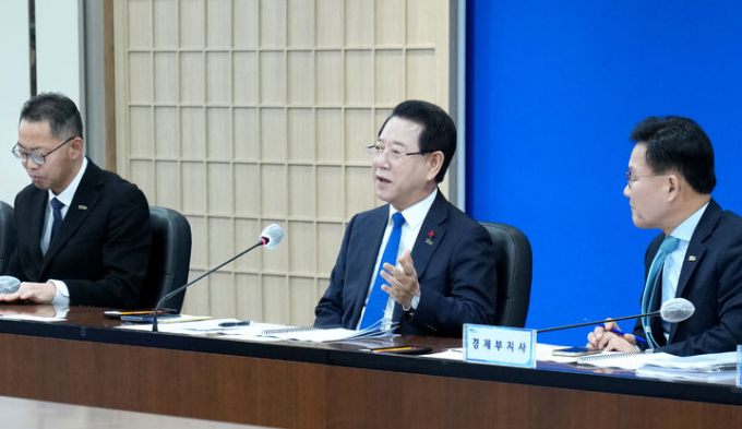 김영록 전남지사(왼쪽 두번째)가 2일 청사 서재필실에서 실국장들과 도정 현안에 대해 논의하고 있다./사진제공=전남도