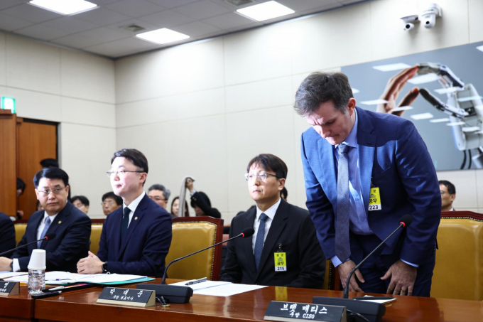 브랫 메티스 쿠팡 정보보호최고책임자(CISO)가 2일 오전 서울 여의도 국회에서 열린 과학기술정보방송통신위원회 전체회의에서 고개 숙여 인사하고 있다. /사진=뉴시스 김명년 기자 