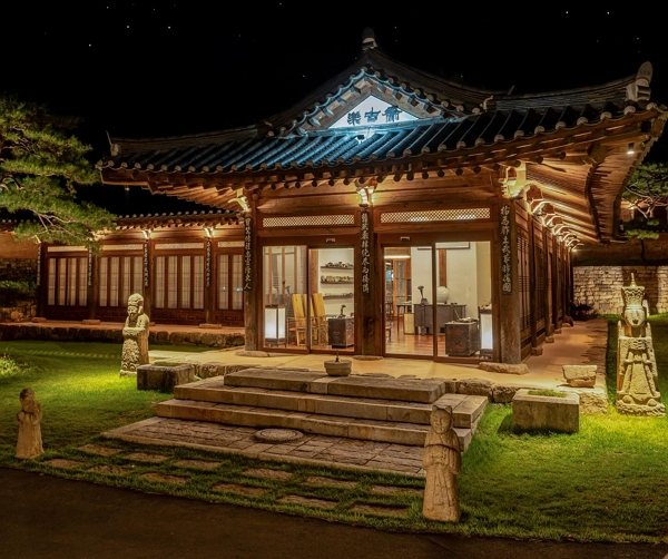 사진은 경북 안동 락고재 하회 한옥호텔 기와 본관의 모습. /사진=페이스북 'Rakkojae Hanok Collection 락고재 한옥 컬렉션'