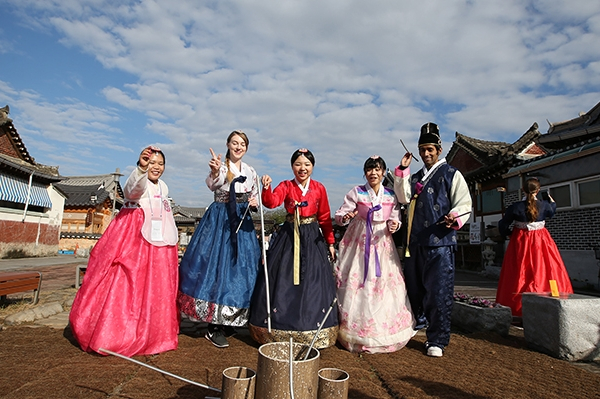 사진은 한복을 입은 코리아넷 명예기자들이 전주 한옥마을에서 투호놀이를 하고 있는 모습. /사진=해외문화홍보원
