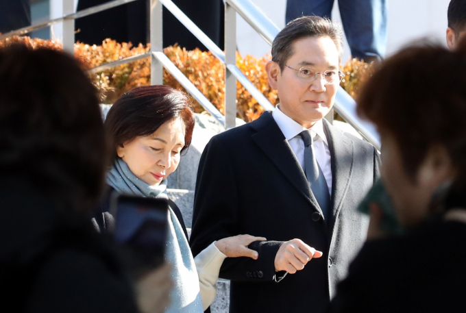 이재용 삼성전자 회장과 홍라희 삼성미술관 명예관장이 28일 경남 창원시 진해구 해군사관학교 연병장에서 열린 제139기 해군 해병대 사관후보생 수료 및 임관식에 참석하고 있다. / 사진=공동취재