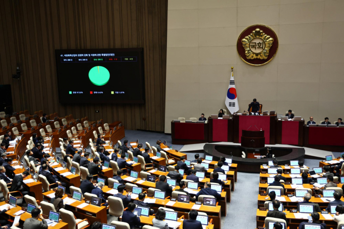 국내 석유화학 산업 경쟁력 강화를 위한 이른바 '석유화학 특별법'이 국회 본회의를 통과했다. 사진은 2일 오후 서울 여의도 국회에서 열린 본회의에서 석유화학산업의 경쟁력 강화 및 지원에 관한 특별법안(대안)이 통과되고 있는 모습. /사진=뉴시스