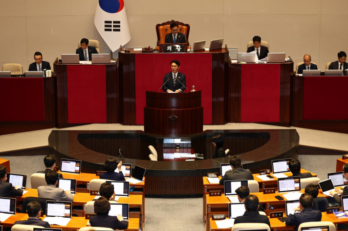 국회가 '728조원' 규모의 내년도 예산안을 여야 합의 처리했다. 사진은 김민석 국무총리가 2일 오후 서울 여의도 국회에서 열린 본회의에서 2026년도 예산안 수정안이 통과된 뒤 정부측 감사인사를 하고 있는 모습. /사진=뉴시스
