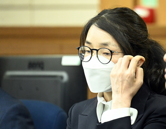 비상계엄 1년이 되는 오늘 김건희 여사 결심공판이 서울중앙지법에서 열린. 사진은 지난 9월 서울 서초동 서울중앙지법에서 열린 김 여사의 특정범죄가중처벌법상 알선수재 및 자본시장법·정치자금법 위반 등 사건 첫 재판에 출석한 김건희 여사. /사진=뉴스1