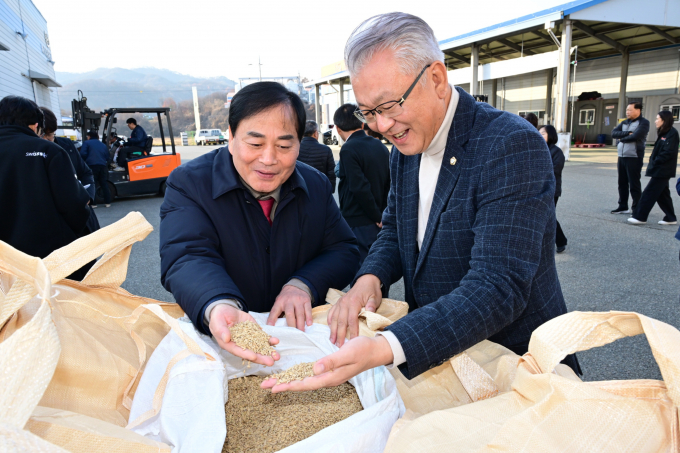 배낙호 김천시장(왼쪽)이 윤영수 시의원(오른쪽)과  2일 아포농협 농산물산지유통센터를 찾아 2025년산 공공비축미 매입 현장을 점검하고 있다./사진제공=김천시
