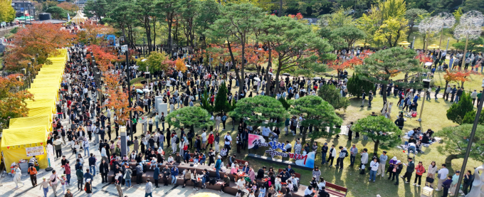 김천 사명대사공원과 직지문화공원 일원에서지난 10월 열린 '2025 김천김밥축제'에 15만 명의 관광객이 몰려 김밥을 구매하려는 인파가 장사진을 이루고 있다. /사진제공=김천시