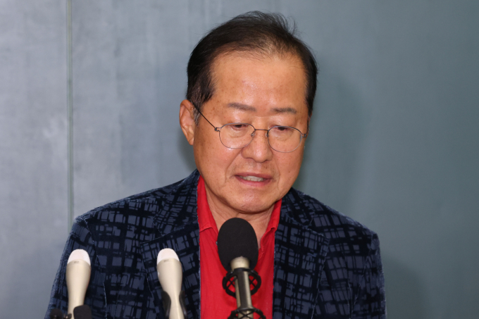 홍준표 전 대구시장이 3일 추경호 의원에 대한 법원의 구속영장이 기각된 것에 관해 "불구속이 면죄부는 아니다"고 글을 게재했다. 사진은 지난 6월17일 홍 전 시장이 인천 중구 인천국제공항 제1터미널을 통해 귀국해 발언하는 모습. /사진=뉴시스