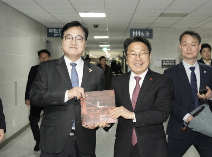 [머니S포토] 강기정 광주시장, 12·3불법계엄 대응 담은 백서 전달