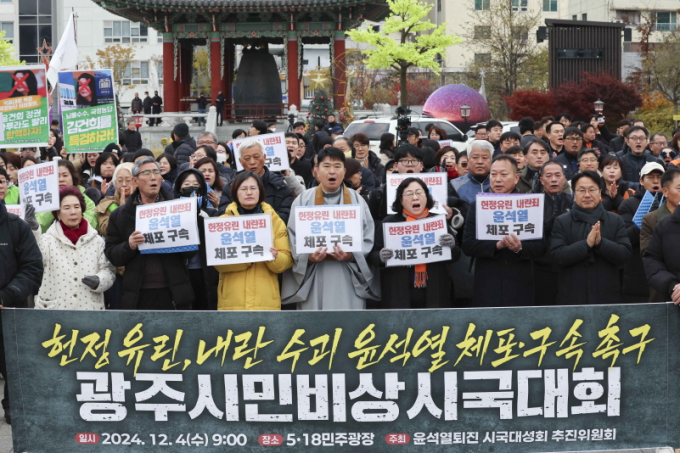 강기정 광주시장(앞줄 오른쪽 두번째)이 지난해 12월4일 시의원, 시민사회단체, 5·18단체, 학계, 종교계 등 광주지역 각계 대표들이 참여한 ‘헌법수호 비상계엄 무효선언 연석회의’를 주재하고 있다./사진=광주시