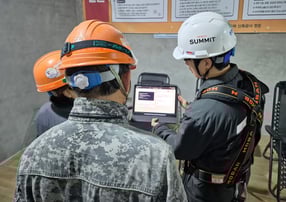 호반건설이 AI 전문기업 매쓰에이아이와 함께 동시번역 플랫폼을 만들었다. 건설현장 내 외국인 근로자들과의 소통을 강화할 방침이다. 사진은 호반건설 직원이 &#039;호반커넥트&#039;를 활용해 근로자들과 대화하고 있는 모습. /사진제공=호반건설