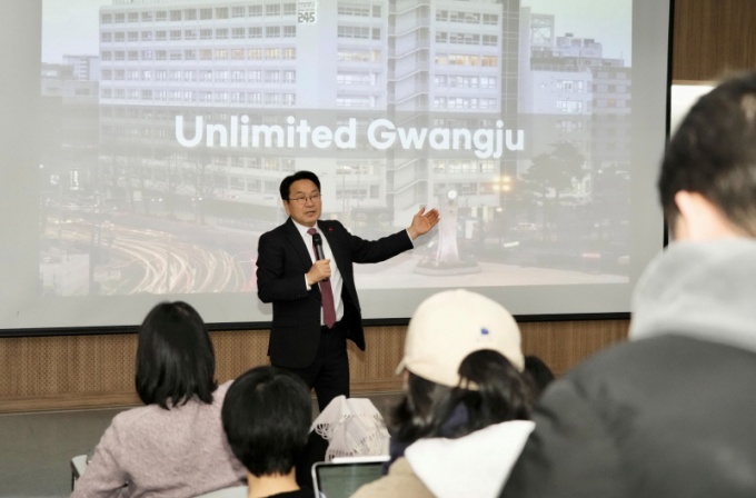 강기정 광주시장이 2일 오후 서강대학교에서 '오월광주와 민주주의'를 주제로 특별강연을 하고 있다./사진=광주시 