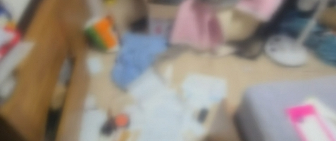 사진은 병원 영수증 등 서류가 널브러져 있는 제보자 A씨 시아버지 집의 모습. /사진=JTBC '사건반장' 캡처