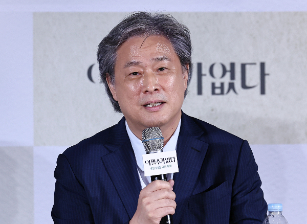박찬욱 영화감독이 윤석열 전 대통령의 각종 비리 관련 유튜브 영상을 즐겨본다고 밝혔다. 사진은 박찬욱 감독이 서울 용산구 CGV 용산에서 열린 영화 '어쩔수가없다' 기자간담회에 참석한 모습. /사진=뉴스1