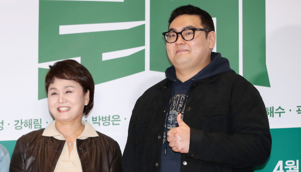 개그우먼 이경실 아들이자 배우인 손보승이 군 복무 중 영리 활동 의혹을 받자 운영 중이던 사업체를 폐업 처리했다. 사진은 개그우먼 이경실과 아들이자 배우인 손보승 모습. /사진=스타뉴스