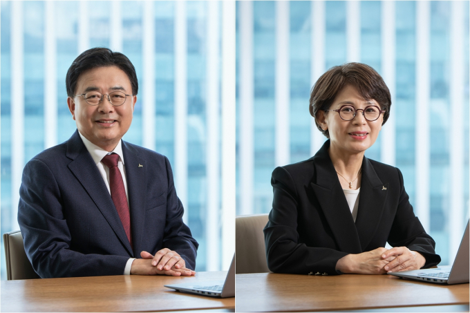각자 대표 체제로 전환한 JW중외제약과 롯데바이오로직스의 사업 전략이 주목된다. 사진은 왼쪽부터 신영섭·함은경 JW중외제약 각자 대표. /사진=JW중외제약