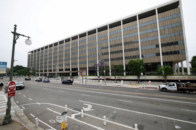 미 정부가 입국 금지국으로 지정한 19개국 출신 신청자의 영주권과 시민권 절차를 일시 중단했다. 사진은 지난 6월11일 미국 캘리포니아주 로스앤젤레스 미 이민국(USCIS) 현장 사무소의 모습. /사진=로이터