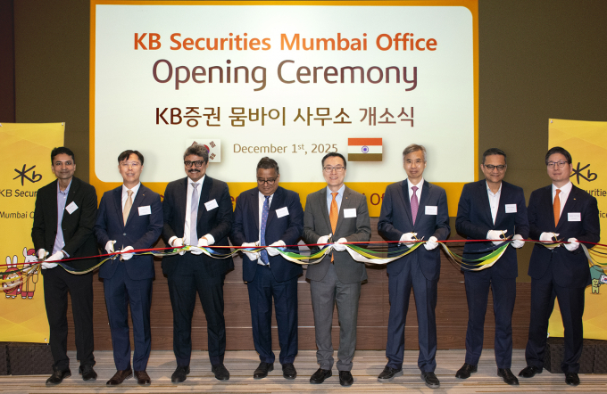 지난 1일 인도 뭄바이 BKC(Bandra Kurla Complex) 지구의 지오월드 컨벤션센터에서 열린 'KB증권 뭄바이 사무소 개소식'에서 (왼쪽부터) Deloitte India의 Vinit Desai 파트너, KB증권 노종갑 해외사업본부장, Kotak Mahindra Bank의 Raghuveer Kvn 부사장, NSE(인도증권거래소)의 Rohit Kumar 사업개발총괄, KB증권 김신 글로벌사업그룹장, 유동완 주뭄바이 총영사, JM Financial의 Vikram Khaitan 전무, KB증권 강정협 뭄바이 사무소장이 기념촬영을 하고 있다.