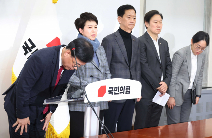 송언석 국민의힘 원내대표가 비상계엄 1주년을 맞아 "국민 여러분께 다시 한번 진심으로 사과드린다"고 밝혔다. 사진은 3일 송 원내대표가 서울 여의도 국회에서 열린 계엄 1주년 관련 기자회견에서 국민 앞 허리를 숙인 모습. /사진=뉴시스