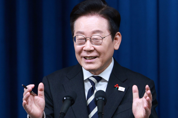 이재명 대통령이 비상계엄 선포 1년을 맞아 외신 기자회견을 열었다. 사진은 이 대통령이 3일 서울 용산 대통령실 청사에서 열린 '빛의 혁명 1주년, 대통령 대국민 특별성명' 발표를 마치고 취재진 질문에 답변하고 있는 모습. /사진=뉴시스