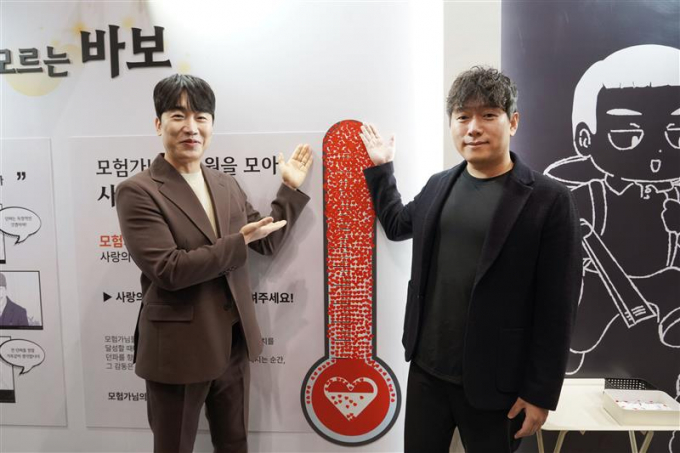 지난 11월 22일 열린 '2025 던파 페스티벌'에서 성승헌 캐스터(왼쪽)와 윤명진 네오플 대표가 기념사진을 찍고 있다.