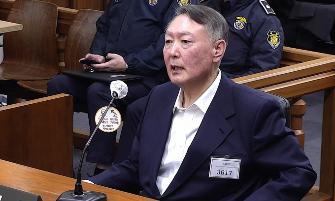 윤석열 전 대통령이 일본 매체와의 서면 인터뷰를 통해 12·3 비상계엄에 대해 언급했다. 사진은 윤 전 대통령이 지난달 19일 서울 서초구 서울중앙지방법원에서 열린 한덕수 전 국무총리 내란 중요임무 종사 등 혐의 공판에 증인으로 출석한 모습. /사진=뉴스1(서울중앙지법 제공)