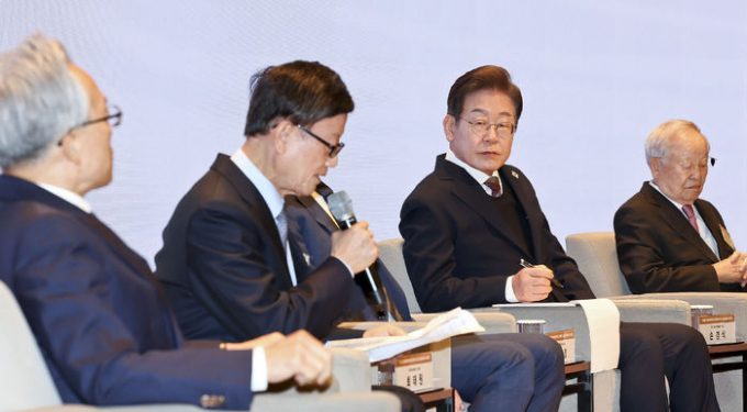 이재명 대통령이 지난 5월8일 더불어민주당 대선 후보 시절 서울 중구 대한상공회의소에서 열린 대선 후보 초청 경제5단체장 간담회에 참석해 윤진식 한국무역협회장의 발언을 듣고 있다. /사진=뉴시스(국회사진기자단)