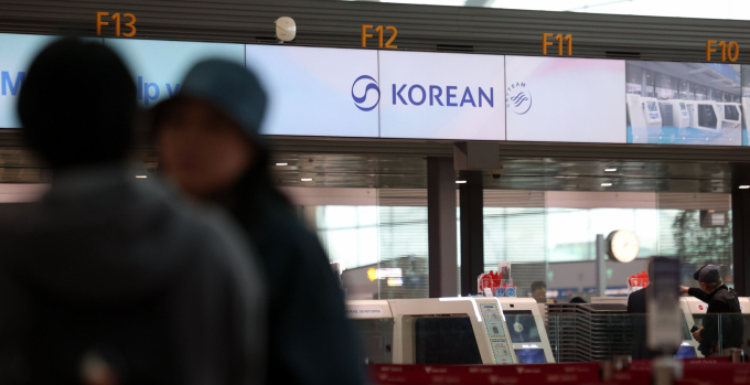 최근 국내 항공사들의 주가가 부진하다. 중단거리 노선 경쟁 심화로 인한 실적 악화에 환율 등 외부 요소까지 겹친 탓이다. 사진은 인천국제공항 제2여객터미널의 대한항공 체크인 카운터. /사진=뉴시스
