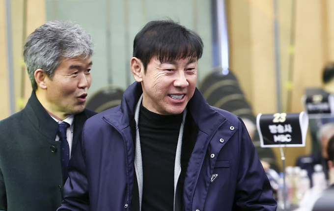 울산HD 서포터 처용전사가 신태용 전 감독과 선수단의 불화에 대한 해명을 하지 않은 구단에게 공식 대응을 요구했다. 사진은 지난 1일 서울 서대문구 스위스 그랜드호텔에서 열린 하나은행 K리그 2025 대상 시상식에 참석한 신태용 전 울산 감독. /사진=뉴시스