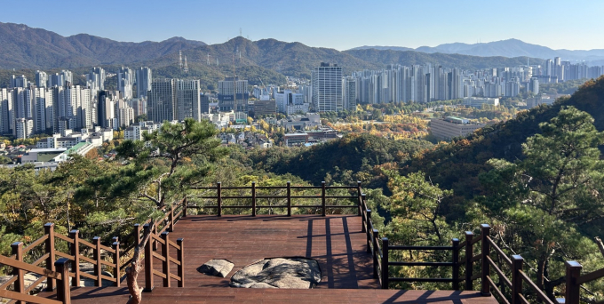 최근 조성공사를 완료하고 개방한 관악산 '해누리 전망대' 모습. /사진제공=과천시