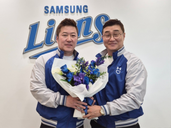 자유계약선수 최형우가 KIA타이거즈를 떠나 삼성 라이온즈 유니폼을 입는다. 사진은 3일 삼성 유니폼을 입은 최형우(왼쪽)와 이종열  삼성 단장. /사진=삼성 라이온즈 제공