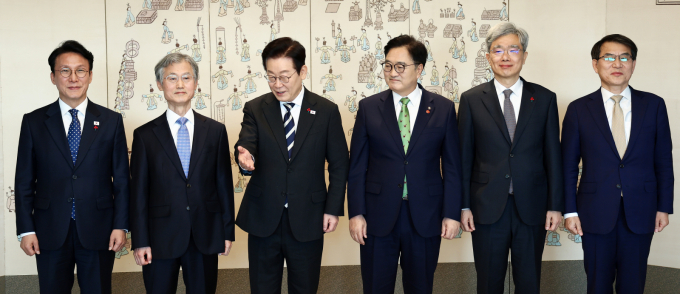 이재명 대통령은 비상계엄 사태 1년을 맞아 대통령실 청사로 5부 요인을 초청해 오찬을 가졌다. 사진은 3일 이 대통령(왼쪽 3번째)이 서울 용산구 대통령실 청사에서 열린 5부 요인 초청 오찬에서 기념촬영을 마치고 자리를 안내하는 모습. /사진=뉴시스 (대통령실통신사진기자단)