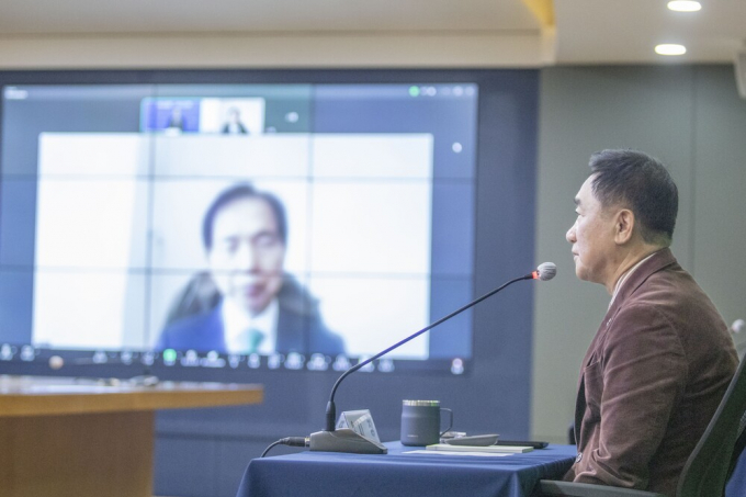 3일 KAIST 전체 학과장 회의에 원격으로 참석한 정장선 평택시장이 평택시 주요 현안을 설명하고 있다. /사진제공=평택시