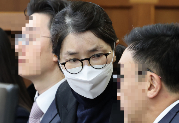 김건희 여사 측 변호인이 김 여사의 징역 15년형 구형에 대해 과도한 요구라고 지적했다. 사진은 지난 3일 서울 서초구 서울중앙지방법원에서 주가조작과 통일교 청탁 등의 혐의를 받는 김 여사의 결심공판 진행된 가운데 김 여사가 변호인과 대화하는 모습. /사진=뉴스1(공동취재단)