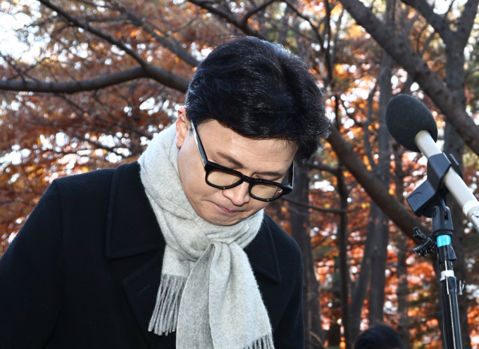 한동훈 전 국민의힘 대표가 3일 "비상계엄을 사전에 막지 못해 국민들께 깊이 사과드린다"고 전했다. 사진은 3일 한 전 대표가 서울 여의도 국회도서관 부근에서 열린 기자회견에서 고개 숙인 모습. /사진=뉴시