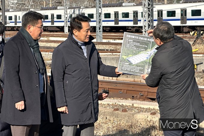  오세훈 서울시장(왼쪽 두번째)이 3일 오후 서울 노원구 창동차량기지에서 열린 진접차량기지 시험운행 개시 기념식에 앞서 브리핑을 듣고 있다. /사진=장동규 기자