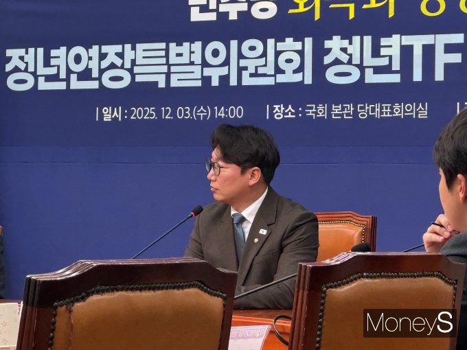모경종 더불어민주당 정년연장특별위원회 청년TF 위원장이 3일 서울 여의도 국회에서 열린 출범식 및 제1차 회의에서 인사말하고 있다. /사진=정연 기자