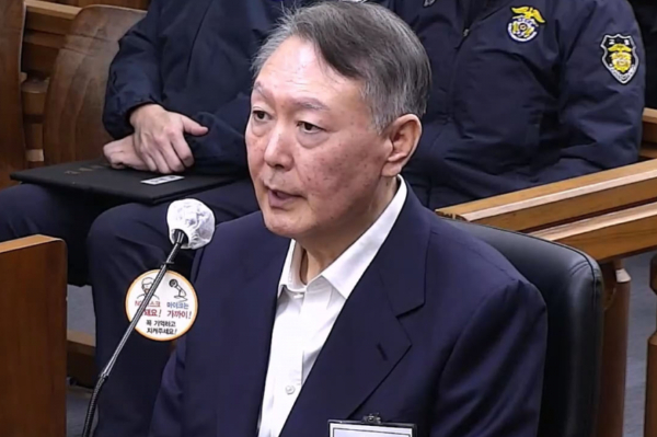 윤석열 전 대통령이 비상계엄 1년을 맞아 옥중 인터뷰를 진행했다. 사진은 윤 전 대통령이 지난달 19일 서울 서초구 서울중앙지법에서 열린 내란방조, 위증 등 혐의 한덕수 전 국무총리 10차 공판에 증인으로 출석해있는 모습. /사진=뉴시스(서울중앙지방법원 제공)