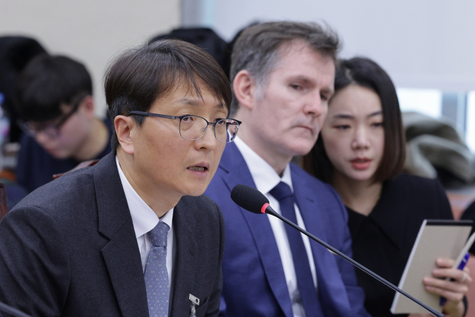 3일 열린 국회 정무위원회 현안질의에서 쿠팡이 대만 시장에는 최신 보안 기술을 도입하면서 정작 주력 시장인 한국은 소홀히 했다는 지적이 제기됐다. 박대준 쿠팡 대표이사가 3일 서울 여의도 국회 정무위원회에서 열린 쿠팡 개인정보 유출 관련 현안질의에서 의원 질의에 답변하고 있다. /사진=뉴스1 신웅수 기자