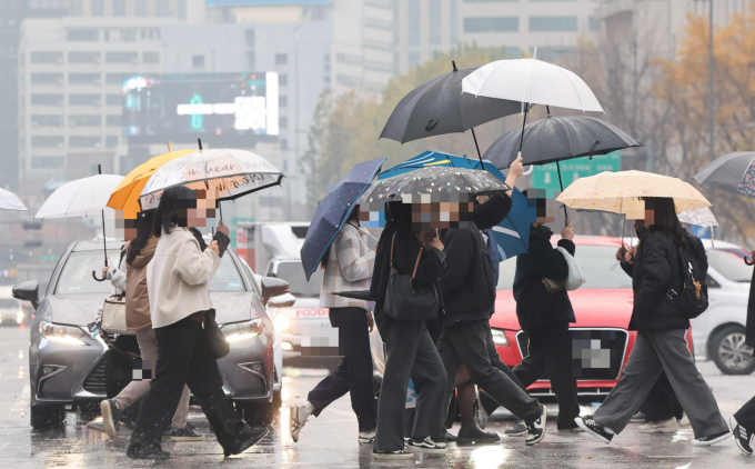 4일 수도권 지역에는 오후부터 비나 눈이 내리며 오전에는 최저기온이 -14에서 0도를 형성할 것으로 보인다. 사진은 지난달 25일 서울 중구 세종대로 사거리에서 우산을 쓴 시민들이 지나가는 모습. /사진=뉴시스
