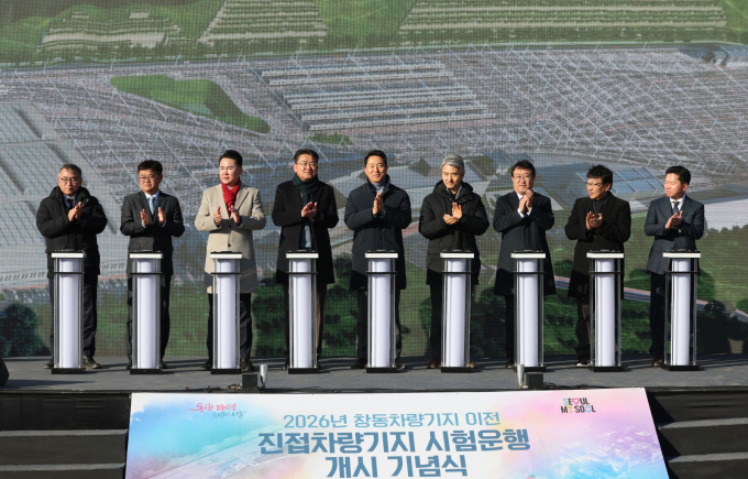 오세훈 서울시장이 3일 오후 서울 노원구 창동차량기지에서 진접차량기지 시험운행 개시 기념식에 참석해 내빈들과 함께 기념 세리머니를 하고 있다. /사진=뉴시스