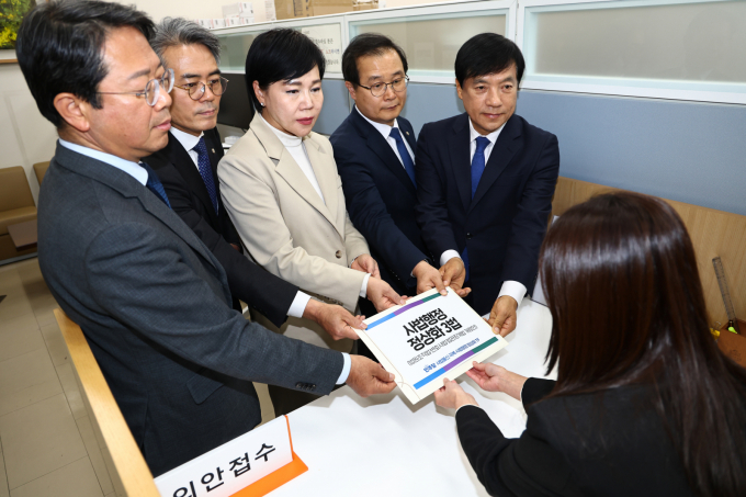 더불어민주당이  법원행정처를 폐지하고 사법행정위원회를 신설하는 내용을 골자로 한 사법행정 정상화 3법을 발의했다. 사진은 3일 전 단장 등이 서울 여의도 국회 의안과에 사법행정 정상화 3법을 제출하는 모습. /사진=뉴스1(공동취재)