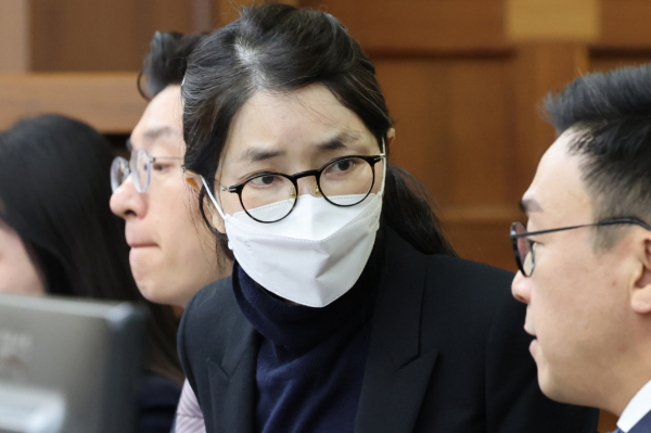 김건희 여사에 대한 1심 구형이 곧 이뤄질 예정이다. 사진은 3일 서울 서초구 서울중앙지방법원에서 주가조작과 통일교 청탁 등의 혐의를 받는 김 여사의 결심공판 진행된 가운데 김 여사가 변호인과 대화하는 모습. /사진=뉴스1(공동취재단)