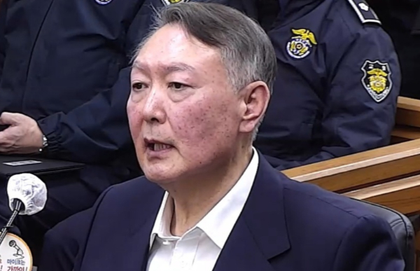 윤석열 전 대통령이 접견 변호사를 통해 '비상계엄 1년' 입장을 전했다. 사진은 윤 전 대통령이 지난달 19일 오후 서울 서초구 서울중앙지방법원에서 열린 한덕수 전 국무총리의 내란 중요임무 종사 등 혐의 공판에 증인으로 출석한 모습. /사진=뉴스1(서울중앙지법 제공)