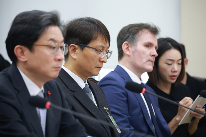 3일 국회에서 열린 정무위원회 현안질의에서 쿠팡의 복잡한 멤버십 해지 절차, 이른바 '다크패턴'(눈속임 상술)에 대한 질타가 쏟아졌다. 이날 박대준 쿠팡 대표이사가 정무위원회의 쿠팡 개인정보 유출 관련 현안질의에출석해 송경희 개인정보보호위원장의 현안보고를 들으며 생각에 잠겨  있다. /사진=뉴시스 고승민 기자