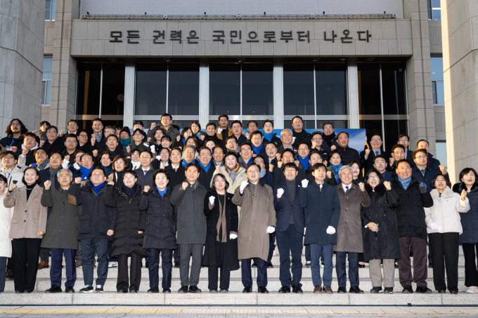 국회가 비상계엄 1주년인 3일 서울 여의도 국회의사당 정현관(본청 정문)에 헌법 구절을 새기는 제막식을 진행했다. 사진은 3일 우 의장이 서울 여의도 국회 본관 정현관에서 열린 글새김 제막식에서 김 민주당 원내대표를 비롯한 주요 참석자들과 함께 제막을 마치고 기념촬영하는 모습./사진=뉴시스(공동취재)