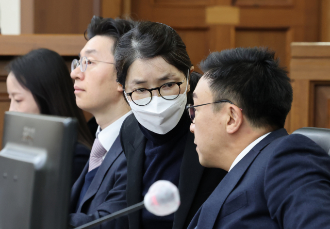 김건희 특검팀(특별검사 민중기)이 1심 결심공판에서 김 여사에게 징역 15년을 구형했다. 사진은 3일 서울 중앙지법에서 열린  도이치모터스 주가 조작·통일교 뇌물·정치자금법 위반 등 결심공판에서 김 여사가 변호인과 대화를 나누는 모습. /사진=뉴스1(사진공동취재단)