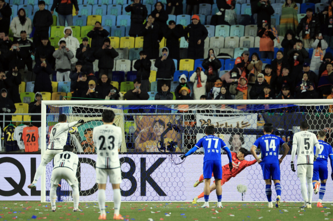 제주SK FC 유리 조나탄이 페널티킥으로 선제골을 터트렸다. 사진은 3일 수원월드컵경기장에서 열린 하나은행 K리그 승강 플레이오프 1차전에 출전한 제주 조나탄이 페널티킥을 성공시키는 모습. /사진=뉴스1 