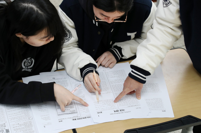 2026학년도 대학수학능력시험 채점 결과가 4일 공개된다. 사진은 지난달 14일 오전 대구 수성구 정화여고에서 담임교사와 함께 2026학년도 대학수학능력시험(수능) 가채점을 하는 고3 수험생. /사진=뉴스1