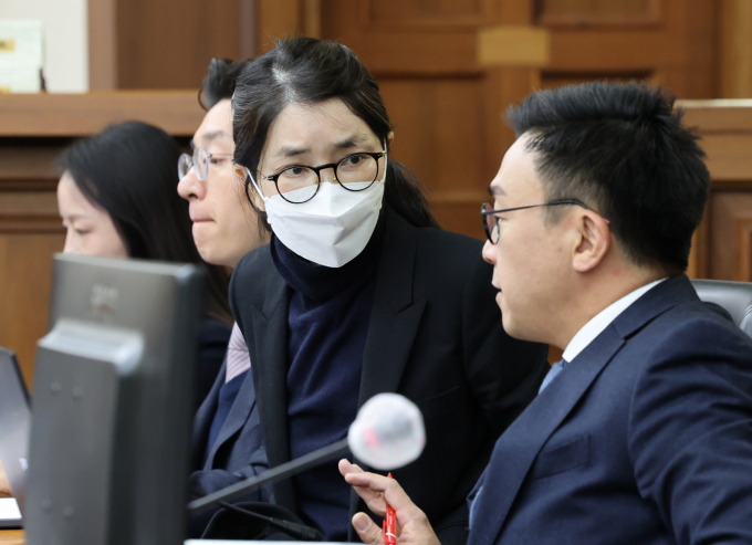 김건희 특검팀이 매관매직 의혹과 관련해 1심 결심 공판을 마친 김건희 여사를 4일 오후 재소환한다. 사진은 지난 3일 서울 서초구 서울중앙지방법원에서 진행된 주가조작과 통일교 청탁 등 1심 결심 공판에서 김 여사가 변호인과 대화하는 모습.  /사진=뉴스(사진공동취재단)