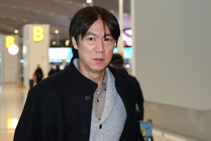 홍명보 축구 국가대표팀 감독이 2026 국제축구연맹(FIFA) 북중미월드컵 조 추첨을 앞두고 "조 추첨 나온 다음부터 월드컵 시작"이라고 말했다. 사진은 홍 감독이 지난 3일 인천국제공항에서  2026 북중미 월드컵조 추첨식 참석을 위해 미국으로 출국한 모습. /사진=뉴스1